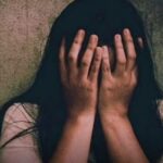 टॉर्च जलाया तो कमरे में सामने निर्वस्त्र खड़ा मिला यह शख्य