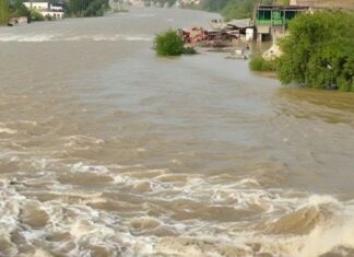 पाकिस्तान में फ्लड इमरजेंसी ! मस्जिदों से ऐलान, झेलम नदी में बाढ़ से दहशत में आए लोग